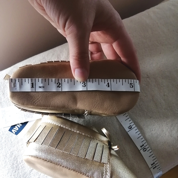 Old Navy gold baby shoes slip on moccasin style size 18-24 months NWT - Picture 10 of 11